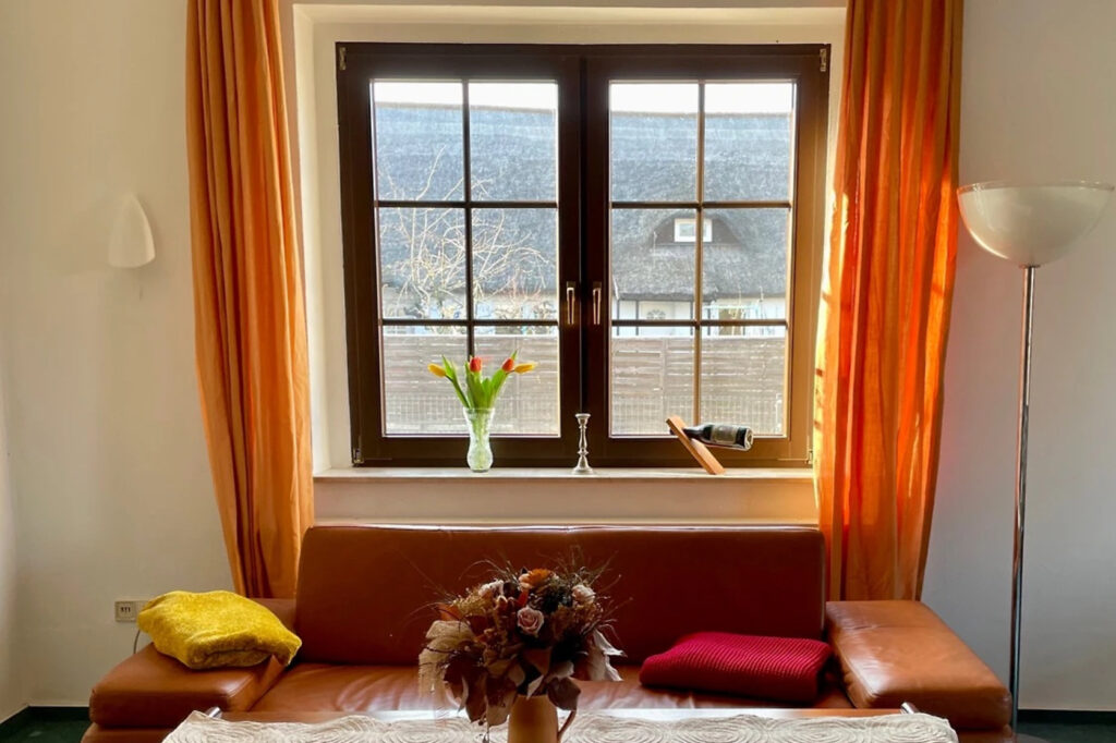 Wohnzimmer Sofa Blick aus dem Fenster